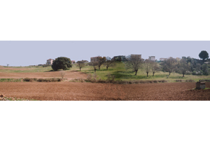 Le pendici del versante orientale della Valle dellOsa e labitato di Castelverde
